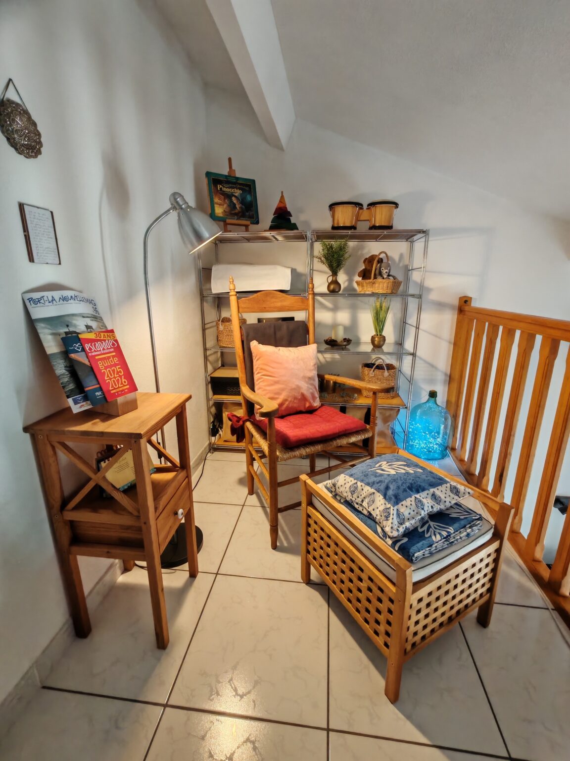 Gemütliche Ecke mit Holzsessel, Fußhocker und Regalen