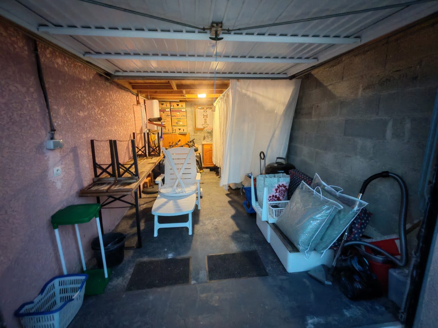 Garage mit Strandliegen und Outdoor-Ausrüstung