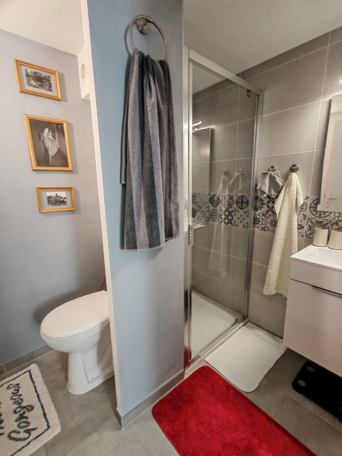Duschbad mit bodengleicher Dusche und roter Badematte